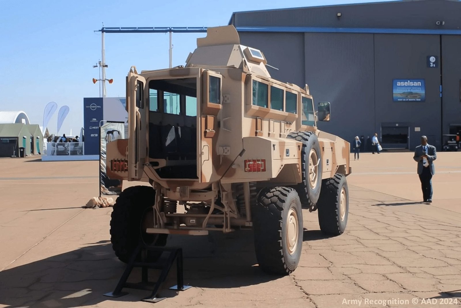 Nkwe 4x4, Twiga'nın Mamba ve Nyoka gibi eski zırhlı araçları için, mevcut araç gövdelerinin yeniden kullanılmasına izin verirken daha yüksek performans sağlayan yeni bir aktarma organı yükseltmesi sunuyor. (Resim kaynağı: Army Recognition)