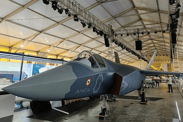 Hindistan, Aero India 2025'te yerli üretim AMCA beşinci nesil savaş uçağının tam boy mühendislik modelini tanıttı.